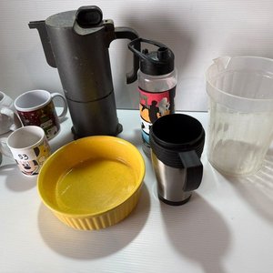 Lote de Cafetera Moka, Tazas Navideñas, Jarra Plástica y Más - imagen 1