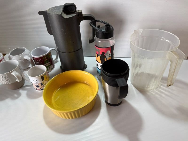 Lote de Cafetera Moka, Tazas Navideñas, Jarra Plástica y Más