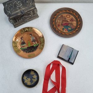 Lote de Adornos y Curiosidades: Caja Metálica Antigua, Platos de Cobre y Madera, Lápices de Colores - imagen 4
