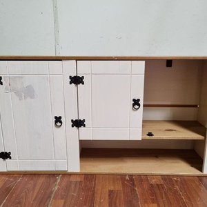 Lote anterior: Mueble Modular Bajo Blanco con Puertas y Estantes, Herrajes Oscuros