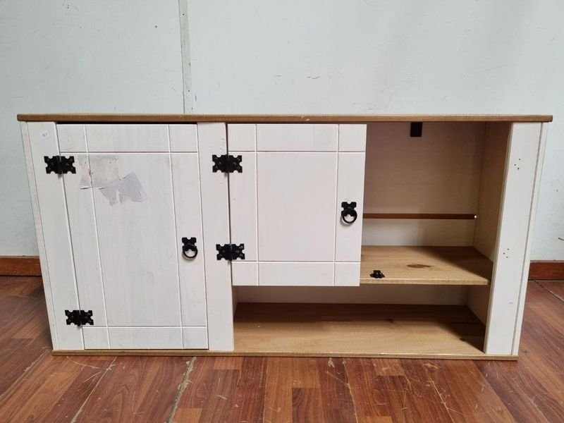 Mueble Modular Bajo Blanco con Puertas y Estantes, Herrajes Oscuros