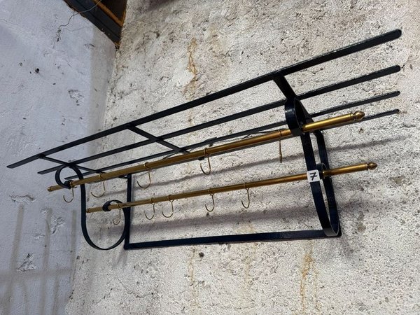 Ganchera de metal con accesorios en buen estado - imagen 1