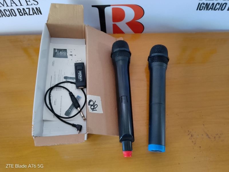 Lote siguiente: Micrófonos inalámbricos a la vista - Equipos electrónicos