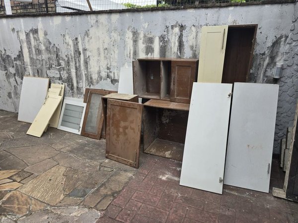 Restos de placares dañados y viejos - imagen 2