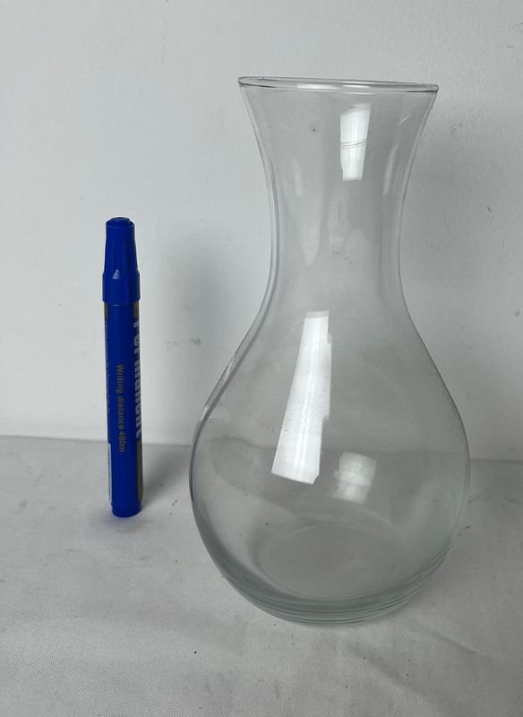 Lote anterior: Decantador de vidrio claro con candelabro azul