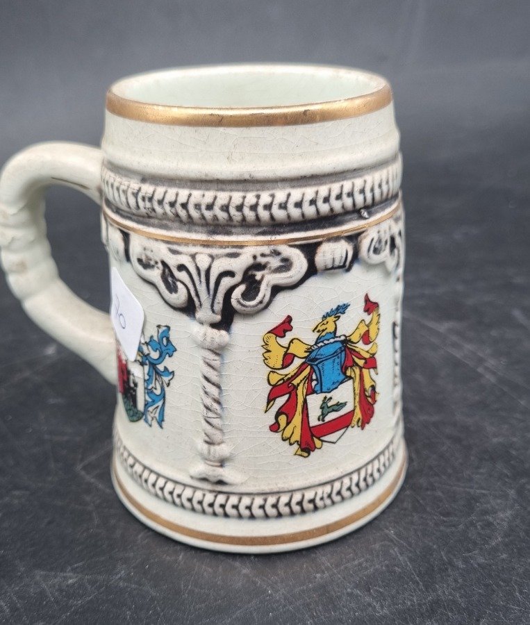 Jarra de Cerveza Japonesa de Cerámica con Escudos