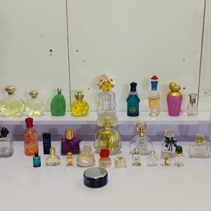 Lote de 30 Frascos de Perfumes Importados Decorativos - imagen 2