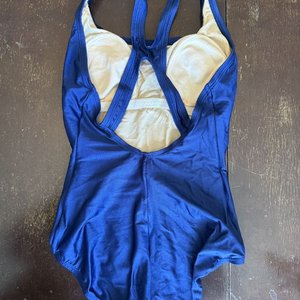 Lote de Trajes de Baño: Entero Azul Speedo, Estampado Naranja/Marrón y Bikini Leopardo - imagen 7