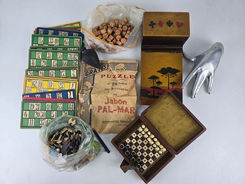 Lote de Juegos Antiguos: Bingo, Ajedrez, Naipes y Rompecabezas