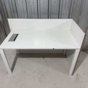 Lote anterior: Escritorio Blanco con Divisor y Pasacables