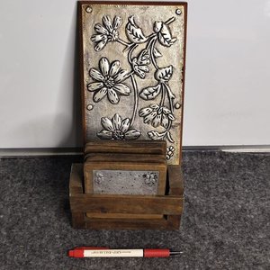 Lote siguiente: Set de 6 Posavasos de Peltre con Soporte de Madera y Cuadro Decorativo