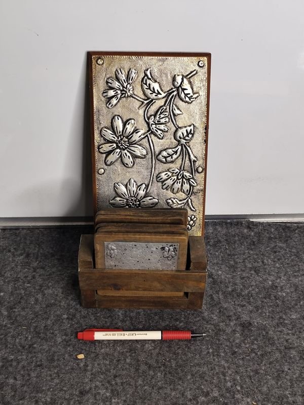 Set de 6 Posavasos de Peltre con Soporte de Madera y Cuadro Decorativo