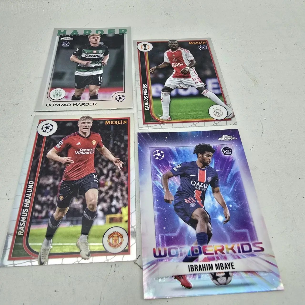 Lote de 4 Tarjetas de Fútbol Topps y Merlin: Mbappé, Hojlund, Harder, Forbs