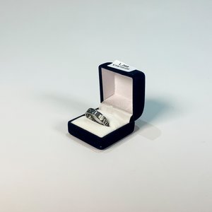 Lote anterior: Anillo de Metal Calado con Monogramas Estilo Vintage
