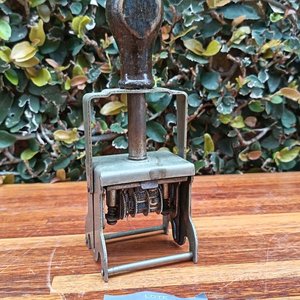 Lote siguiente: Antigua Máquina de Sello Fechador Triumph N°5