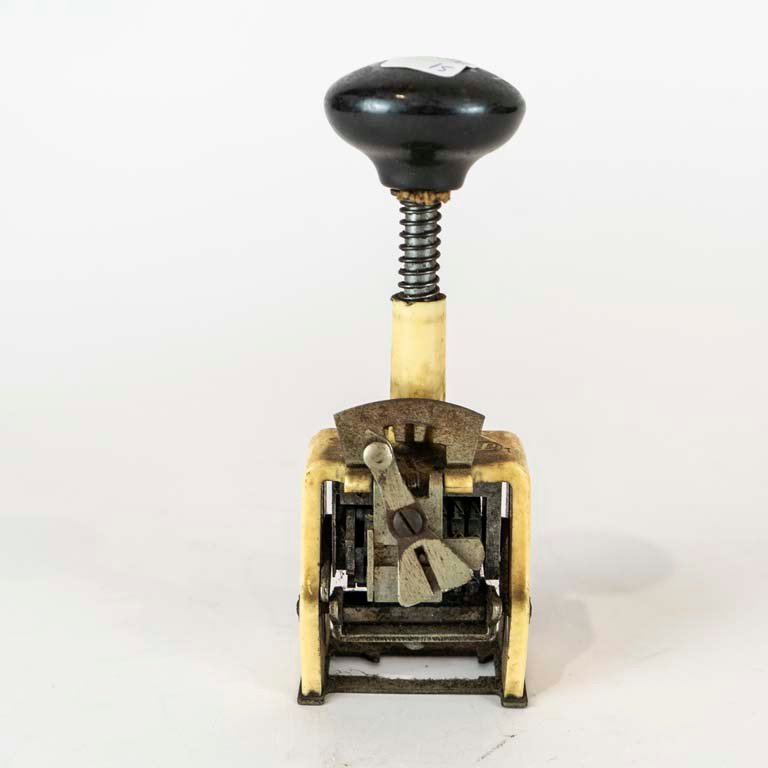 Lote siguiente: Sello antiguo de metal para colección