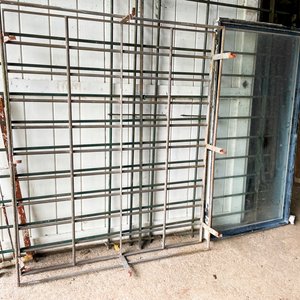 Ventana Fija Aluminio y Vidrio con Reja Metálica - imagen 2