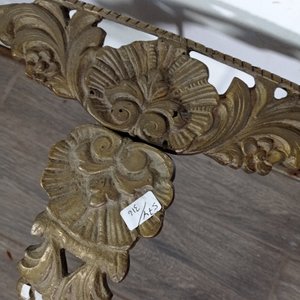 Consola Antigua de Bronce con Detalle Floral - imagen 3