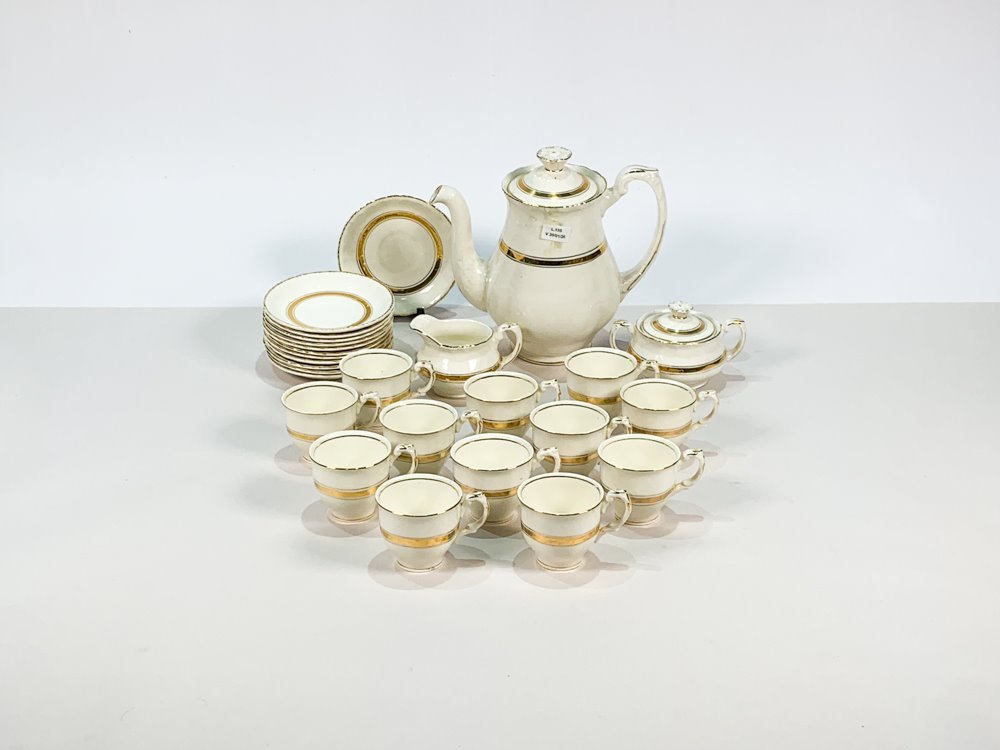 Juego de té y café en porcelana con adornos dorados
