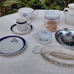 Lote de Vajilla: Tazas, Tetera, Jarrita y Platos - imagen 3