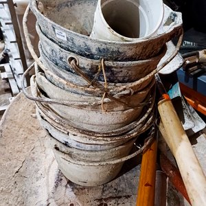 Lote de Herramientas de Obra: Baldes, Palas, Carretilla y Manguera Corrugada - imagen 3
