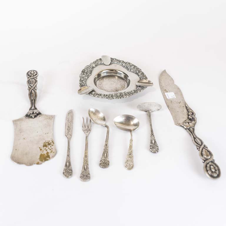 Lote anterior: 8 Piezas de platina: cenicero y cubiertos (uno con detalles) - Medidas: 29 y 15cm 