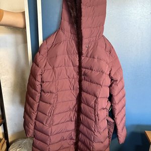 Lote siguiente: 2 Camperas Acolchadas Lila con Capucha y Pelo Sintético