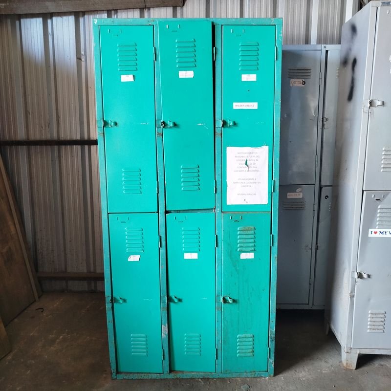 Lote anterior: Almacén metálico de 6 puertas en verde