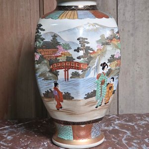Lote siguiente: Florero Japonés de Cerámica con Escena de Geishas y Jardín Oriental