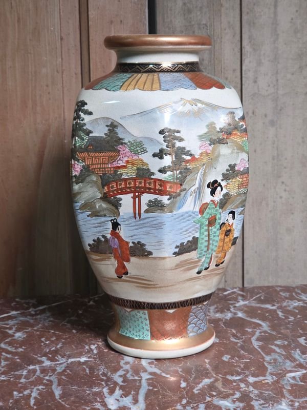 Florero Japonés de Cerámica con Escena de Geishas y Jardín Oriental