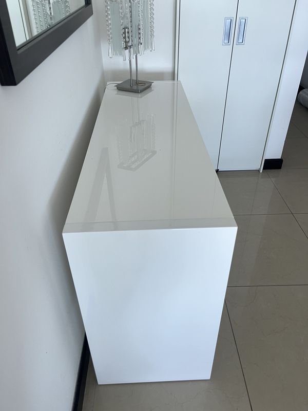 Mueble laqueado blanco con 2 cajones de excelente calidad - imagen 1