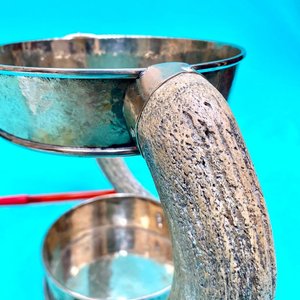 Adorno atesanal decorativo portabotellas de vino realizada en alpaca bañada en plata con asas en astas de chivo u otro. - imagen 4