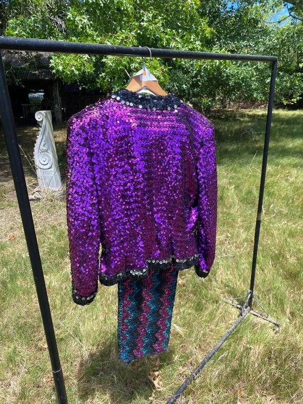 Conjunto de saco y pantalón con lentejuelas violetas y azules - imagen 1