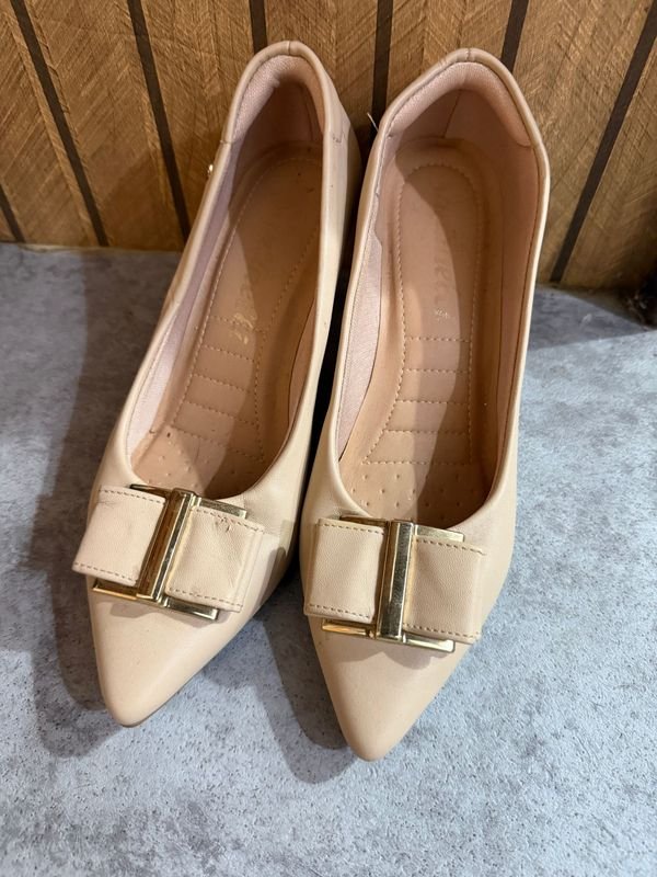 Zapatos de Taco Beige Talle 37 con Detalle Dorado