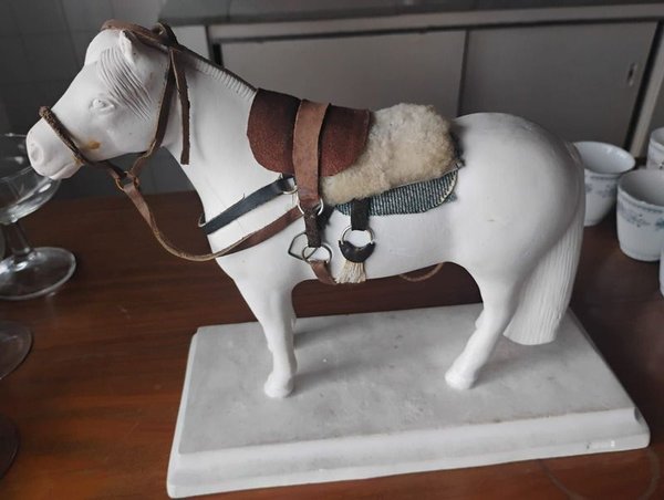 Adorno de caballo criollo - Estatua de cerámica blanca con silla de cuero marrón y estribos de metal negro