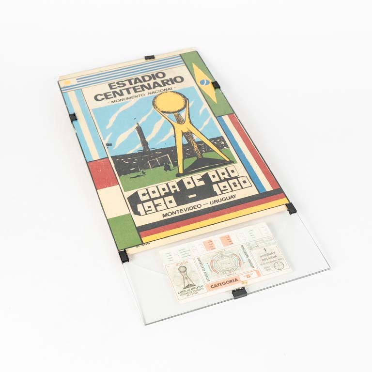 Lote anterior: Cuadro de vidrio con afiche de la Copa de Oro 1980 y entrada del partido Uruguay vs Holanda