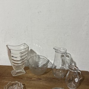 Lote siguiente: Juego de Jarra y Recipientes de Vidrio