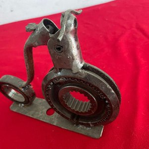 Escultura Moderna de Hierro Reciclado - imagen 5
