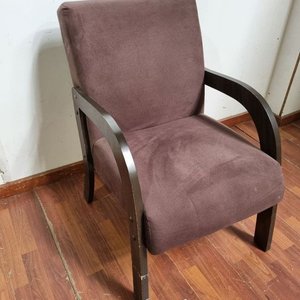 Lote anterior: Sillón Tapizado Marrón con Estructura Oscura
