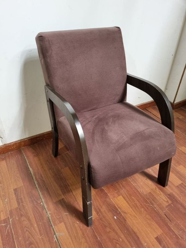 Sillón Tapizado Marrón con Estructura Oscura