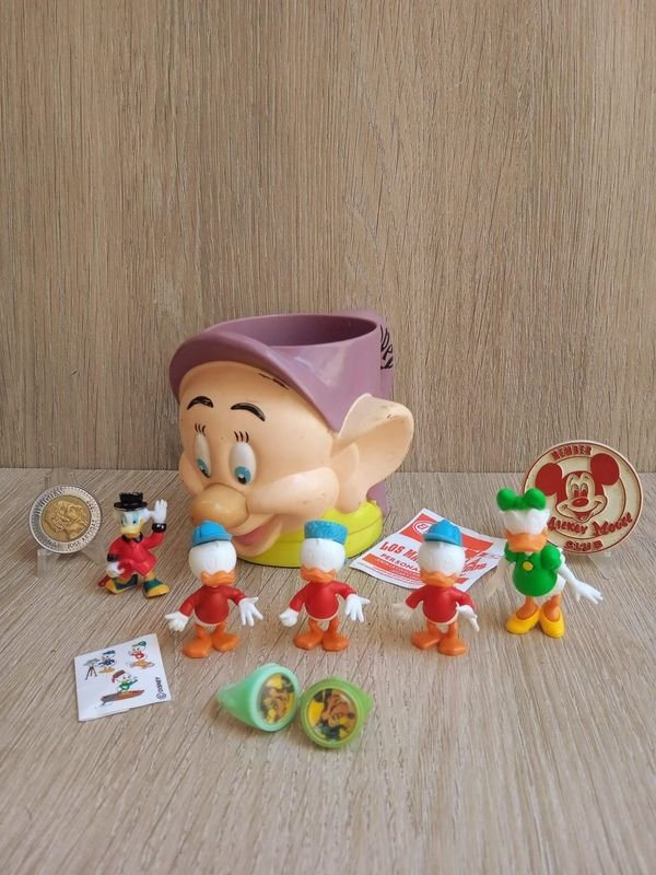 Colección de Figuras de Walt Disney y Jarra Temática - imagen 1