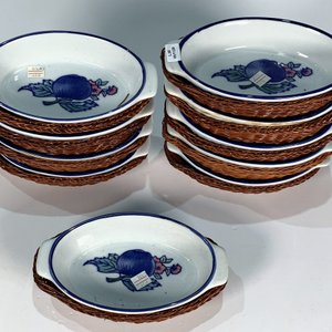 Diez Cazuelas de Losa Blancas con Decoración de Frutos y Soporte de Ratán - imagen 2