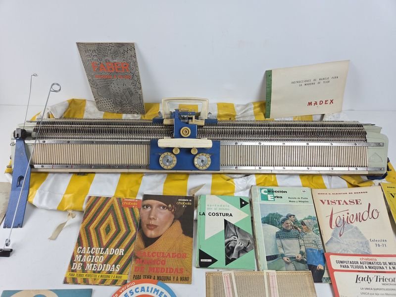 Máquina de tejer con forro de lona y cantidad de manuales y revistas de tejidos - imagen 2