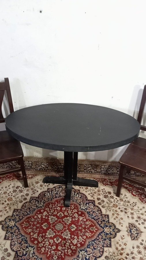 Mesa redonda y sillas de madera oscura - imagen 4