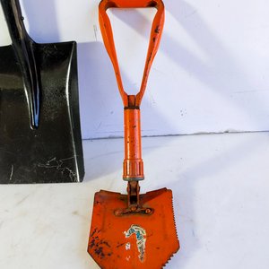 Dos Palas Metálicas con Mangos de Madera y Naranja - imagen 2