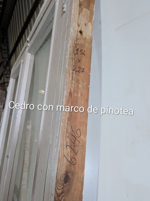 Puerta antigua de cedro con marco de pinotea - imagen 7