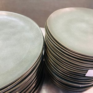 Lote de 44 Platos Llanos Verdes - 22 de 20 cm y 22 de 28 cm - imagen 3