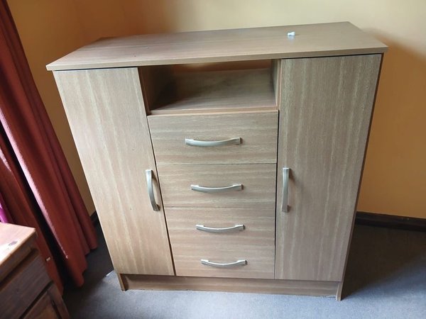 Cómoda de madera con 4 cajones y 2 puertas