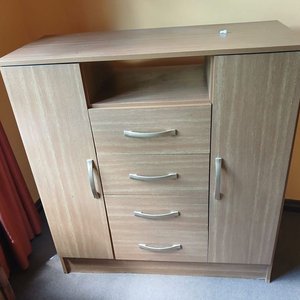 Lote siguiente: Cómoda de madera con 4 cajones y 2 puertas