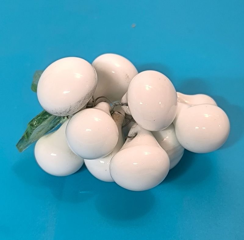 Racimo de uvas decorativo en vidrio blanco - imagen 5